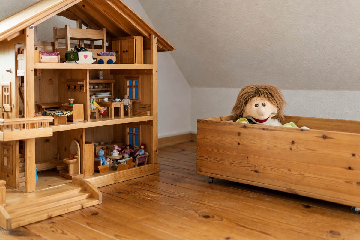 Spielerischer Therapiebereich mit Puppenhaus in der Praxis für Kinder- und Jugendlichenpsychotherapie